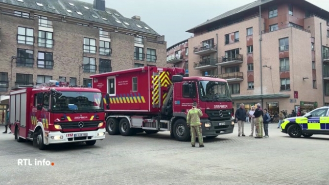 Les clients ont été invités à quitter le centre commercial peu avant 16 heures. Deux colis suspects avaient été repérés dans le parking. Pompiers, policiers et démineurs ont été envoyés sur place. Il s'agissait d'une fausse alerte. Le trafic des trains a été également perturbé.