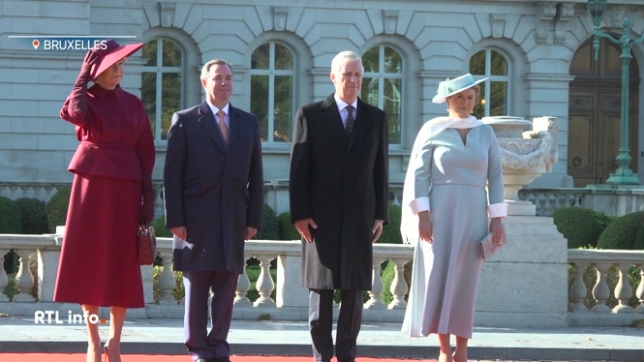 Le roi Philippe et la reine Mathilde ont accueilli le grand-duc Guillaume et la grande-duchesse Stéphanie à l'occasion de leur première visite à l'étranger depuis leur intronisation le 3 octobre. Les deux couples se sont retrouvés place des Palais pour l'accueil officiel puis au palais royal.