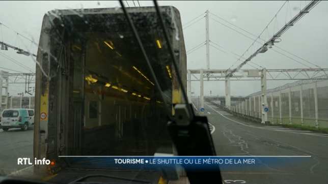 L'Eurotunnel LeShuttle est le moyen le plus rapide, facile et respectueux de l'environnement pour rejoindre le Royaume-Uni. Pas de limite de bagages avec 4 départs par heure. Embarquement immédiat avec Michaël Menten et Guillaume Bruwier pour un trajet de 35 minutes sous la Manche.