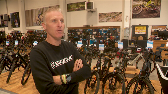 Il y a 10 ans Claudy Criquielion nous quittait à l’âge 58 ans. Le coureur wallon a marqué les années 80 avec de très nombreux succès mais aussi des déceptions. Une certitude, il a inspiré de nombreux coureurs et il reste très présent dans la mémoire de Mathieu, un des fils.