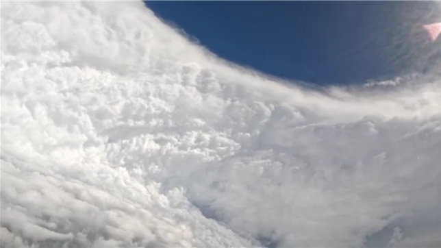 On est vraiment au coeur du cyclone: les images époustouflantes prises par un avion au centre de l'ouragan Melissa