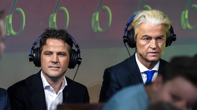 Henri Bontenbal et Geert Wilders lors d’un débat le 25 octobre 2025.