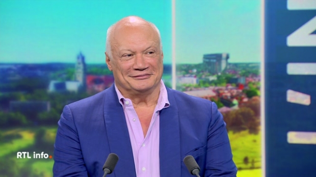 On retrouve en plateau Eric-Emmanuel Schmitt pour présenter le 5e tome de sa série La Traversée des Temps qui sappelle Les deux royaumes. On part notamment à Rome, au cœur de l'Empire romain.