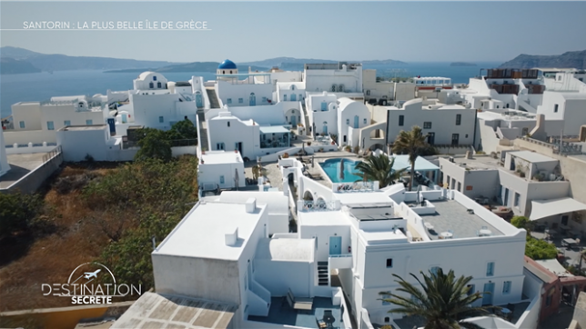 Moins de touristes et des hôtels qui peinent à se remplir : après le séisme de février, Santorin traverse une saison touristique sous tension.