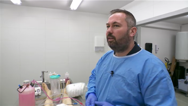 Le thanatopracteur exerce un métier rare. Il embaume les personnes décédées en vue de l’enterrement afin de ralentir les effets de la mort. Un travail très surprenant, mais empreint de pudeur et d’humanisme.