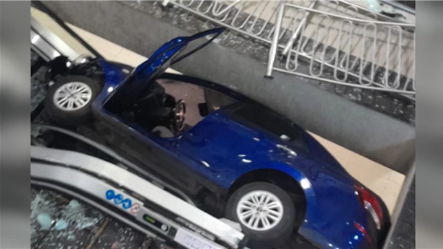 Deux femmes âgées ont vécu une scène surréaliste à San Lorenzo, au Paraguay : leur voiture a traversé une porte vitrée d’un centre commercial avant de s’immobiliser entre deux escalators. Si la conductrice s’en est sortie indemne, sa passagère a été légèrement blessée.