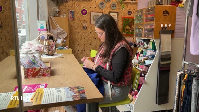 A la découverte d’un concept de recyclage plutôt original du côté de Namur. Une mercerie de seconde main. Elle redonne vie aux fils et tissus. Et vous y dénichez des pièces vintages à petits prix.