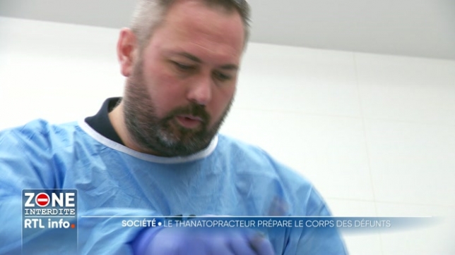 En cette semaine de la Toussaint, portrait ce soir d’un métier rare : celui de thanatopracteur. Il embaume les personnes décédées en vue de l’enterrement afin de ralentir la décomposition du corps. Il soigne aussi l'apparence des défunts pour les familles. Un travail de l'ombre empreint d’humanisme.