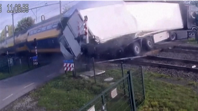 Un train percute un semi-remorque dans la ville néerlandaise de Meteren, projetant son chargement de poires et blessant légèrement cinq personnes, selon ProRail, l'organisme gouvernemental qui gère le réseau ferroviaire public néerlandais. ProRail a déclaré avoir diffusé ces images afin de sensibiliser les conducteurs aux dangers des passages à niveau.