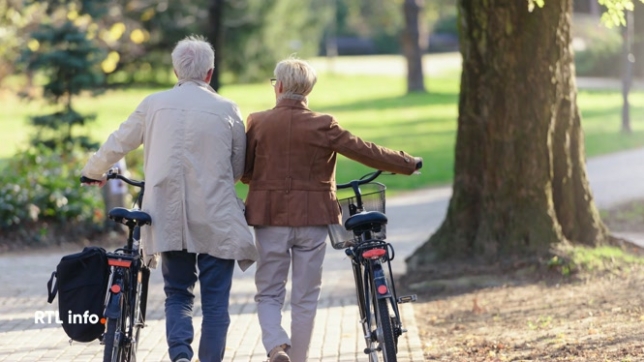 De plus en plus de Belges optent pour la pension anticipée : l'an passé, ils représentaient un nouveau pensionné sur deux, soit près de 70 000 personnes. Un chiffre en augmentation, alors que le gouvernement souhaite que les travailleurs restent plus longtemps actifs.