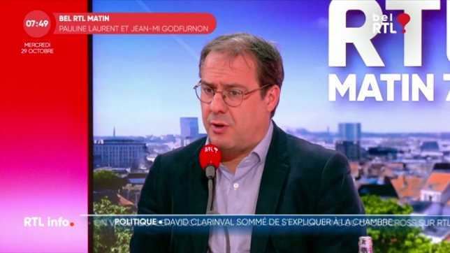 La déclaration du ministre David Clarinval continue de faire polémique. Il affirmait que près de 60 % des personnes prochainement exclues du chômage étaient d'origine étrangère. La FGTB réclame sa démission.