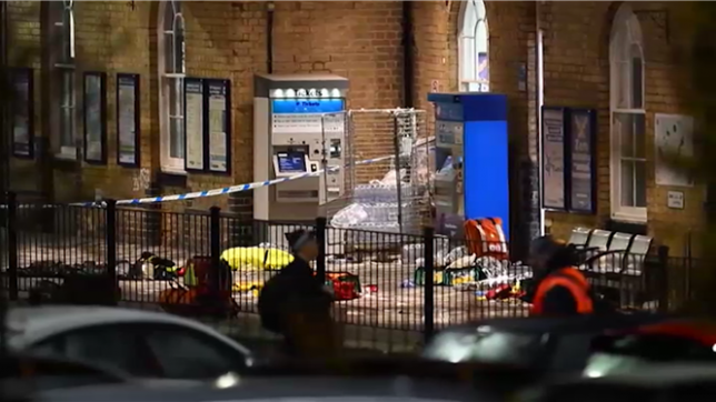 Neuf blessés en danger de mort après une attaque au couteau dans un train reliant Doncaster à Londres. Deux suspects arrêtés, la police antiterroriste mobilisée. Un nouvel épisode alarmant dans la vague de violences à l’arme blanche au Royaume-Uni.