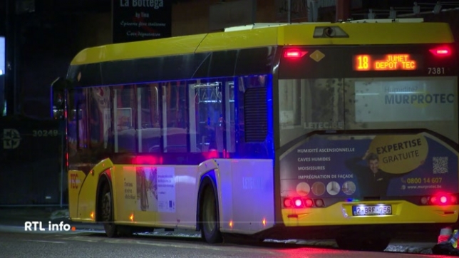 L'agression s'est déroulée hier, en début de soirée, alors que le bus circulait sur la route de Philippeville, à Marcinelle. Un jeune homme a été poignardé, à deux reprises au niveau du cou, à cause d'une dispute pour une place assise. L'auteur des faits a pris la fuite avant l'arrivée des secours.