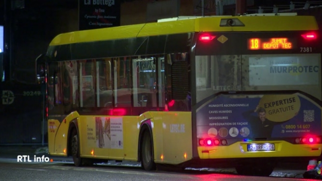 L'agression s'est déroulée hier, en début de soirée, alors que le bus circulait sur la route de Philippeville, à Marcinelle. Un jeune homme a été poignardé, à deux reprises au niveau du cou, à cause d'une dispute pour une place assise. L'auteur des faits a pris la fuite avant l'arrivée des secours.