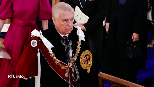 Le gouvernement britannique a annoncé que le frère du roi Charles III allait être privé de son dernier titre militaire, celui de vice-amiral. Une décision qui intervient après la privation des titres royaux et de la résidence à Windsor d'Andrew, empêtré dans l'affaire Jeffrey Epstein.