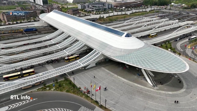 La gare créée par Calatrava, fraîchement inaugurée, fait partie des sept gares à voir selon le Prix Versailles. La gare montoise côtoie, dans ce classement, d'autres édifices chinois, australiens ou saoudiens.
