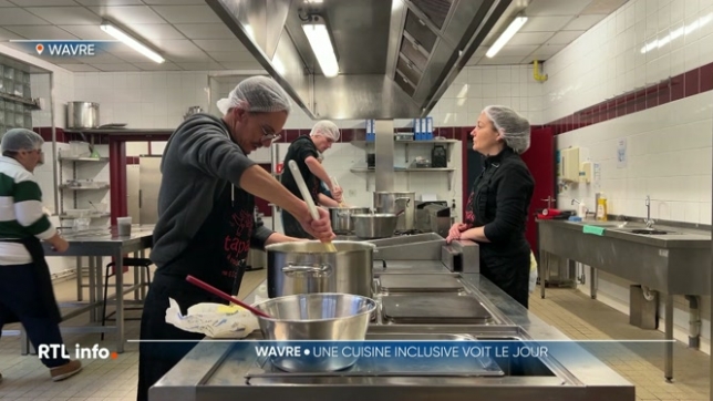 Immersion dans les cuisines d'un nouvel atelier de production à Wavre, « Tapas à roulettes ». Il inclut des cuisiniers porteurs d'un handicap.