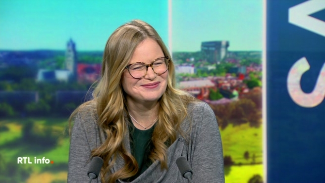 Caroline Depuydt, psychiatre, est invitée sur le plateau du RTL Info 13h pour donner des conseils afin de lutter contre la dépression saisonnière et expliquer l'impact du manque de lumière sur le moral.