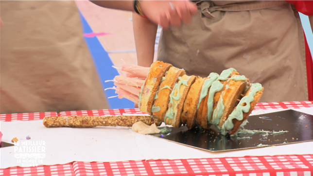 Sous la tente du Meilleur Pâtissier, la magie Disney a rapidement tourné à la panique. Confrontés au gâteau d’Aurore et à ses huit étages instables, les pâtissiers amateurs ont multiplié les erreurs, entre ingrédients inversés, montages effondrés et ganaches liquides