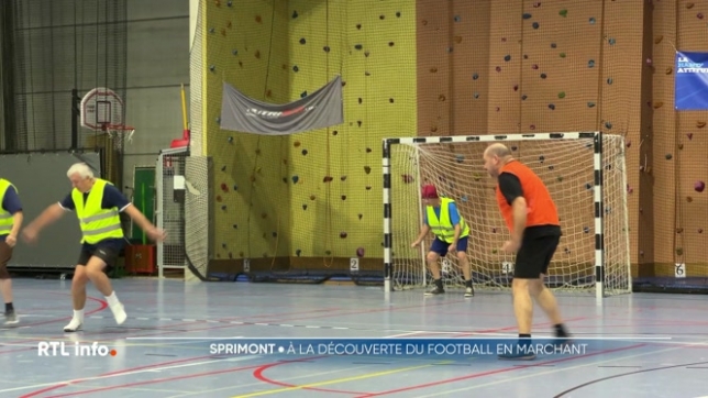 En région liégeoise, un sport spécialement destiné aux seniors fait son apparition : le walking football, autrement dit du football… en marchant. À Sprimont, une nouvelle équipe vient de se créer à l'initiative d'Énéo, le mouvement social des aînés.