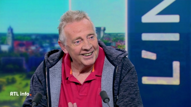 Avec humour et autodérision, il revient sur un demi-siècle de musique, plus de 1000 chansons et 2500 concerts.