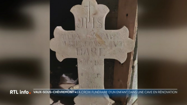 Alors que le foyer fléronnais rénove les habitations de la cité Jean-Joseph Merlot à Vaux-sous-Chèvremont, les ouvriers ont découvert une croix funéraire portant le nom d'un enfant dans la cave d'une des habitations.