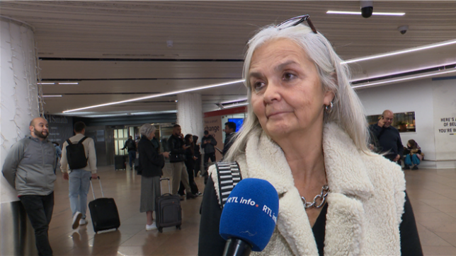 Une épouse, un fils... De nombreux Belges attendaient leurs proches à l'aéroport de Zaventem mardi soir. L'espace aérien belge a été fermé à deux reprises alors que des drones ont survolé les aéroports de Liège et Zaventem.