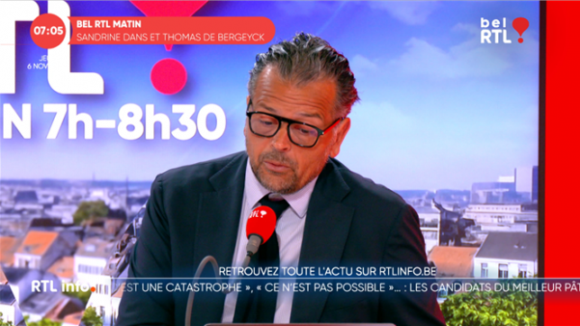 Face à l’impasse budgétaire, Bart De Wever temporise : plutôt que démissionner, le Premier ministre devrait solliciter un délai auprès du Roi pour sauver la coalition « Arizona » et éviter des élections à haut risque pour le pays.