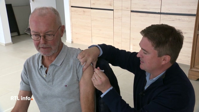Les médecins préconisent de se faire vacciner contre la grippe avant le moins de décembre, c'est donc le moment pour le faire. 75% de la vaccination se fait par les pharmaciens et leurs agendas se remplissent rapidement. Explications.