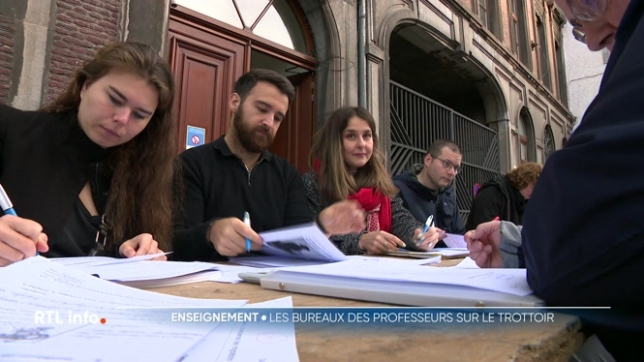 Les enseignants de deux écoles de Liège ont mené une action symbolique ce matin. Ils ont sorti les bancs pour corriger leurs copies dans la rue dans le but de montrer la charge de travail en dehors des heures prestées en classe.