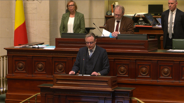 Après avoir quitté le Palais Royal, le Premier ministre s’est rendu au Parlement où il a annoncé son prochain délai : un budget dans les 50 jours, ou c’est la démission assurée.