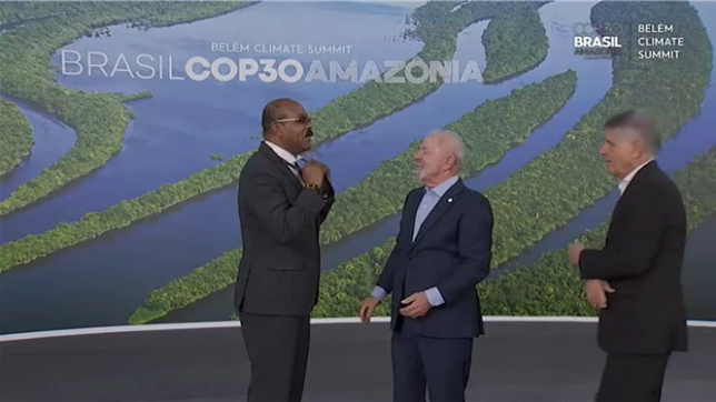 La diplomatie relâche sa cravate lors du sommet COP30 à Belém, où les températures dépassent les 30 °C au cœur de l'Amazonie. Dans la chaleur humide de la plus grande forêt tropicale du monde, même le protocole a cédé : certains dirigeants, comme Gustavo Petro, président de la Colombie, sont arrivés sans cravate, tandis que d'autres, dont Gaston Browne, Premier ministre d'Antigua-et-Barbuda, ont retiré la leur pour saluer le président brésilien Lula.