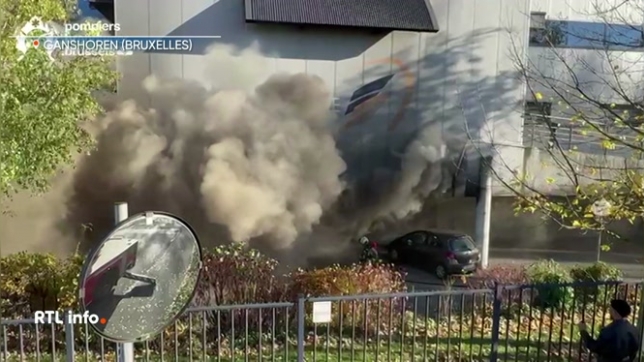 Un incendie s'est déclaré ce matin dans un entrepôt, à la limite entre Ganshoren et Berchem-Sainte-Agathe. Un important dégagement de fumée est visible. Les pompiers demandent aux habitants de fermer portes et fenêtres, par précaution.