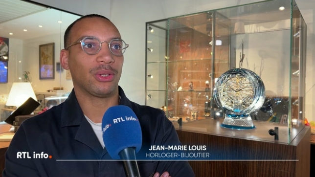 Cette horloge exceptionnelle a nécessité un an de travail, des premiers croquis à l'assemblage final. Elle est ornée de plus de mille diamants, et s'envolera bientôt pour Dubaï.