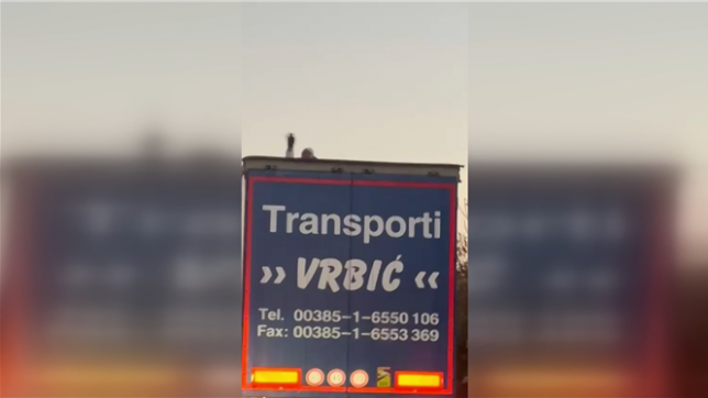 Un automobiliste a aperçu et filmé un homme assis sur le toit d’un camion en marche.