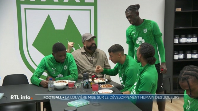Le club de La Louvière a mis en place une cellule consacrée au développement humain des joueurs. La structure est notamment composée d'une psychologue du sport et d'un ancien diable rouge venu partager son expérience auprès des jeunes joueurs.