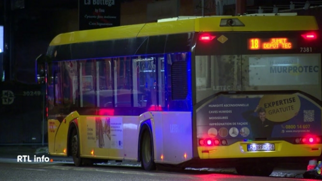 Le suspect de l'agression au couteau commise dans un bus des TEC samedi dernier à Marcinelle a été identifié. Il a été inculpé pour tentative de meurtre. Arrêté grâce aux témoignages et un avis de recherche, l'homme ne parvient pas à s’expliquer sur son geste.