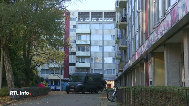 Un homme a été tué par balles dans le quartier Marbotin de Bruxelles ce vendredi soir. Ses meurtriers ont pris la fuite. Dans le cadre de l'enquête, la police lance un appel à toute personne témoin des faits, rappelant que la discrétion est toujours assurée en pareil cas.