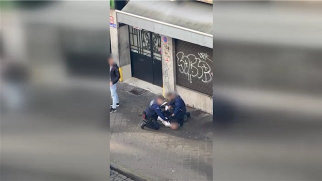 Un automobiliste a foncé sur une voiture de police samedi matin à Schaerbeek et a été arrêté dans la foulée. Ce dimanche matin, le parquet de Bruxelles communique sur le profil de l’homme, déjà condamné pour violence.