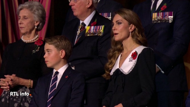 George d'Angleterre, 12 ans, était aux côtés de sa maman, la princesse Kate, et de son grand-père, le roi Charles III, hier soir à Londres pour sa toute première apparition officielle au festival du souvenir.