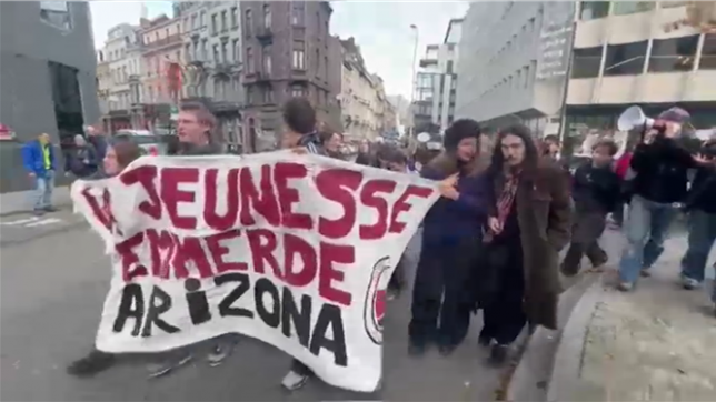 Enseignants et élèves manifestent devant le Gouvernement de la Fédération Wallonie-Bruxelles contre les récentes mesures