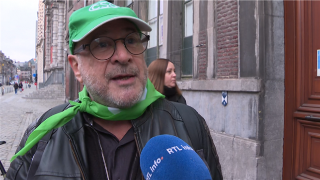 Près de 120.000 enseignants sont appelés à la grève ce lundi pour protester contre les mesures d’austérité décidées par le gouvernement MR-Engagés. Michel, enseignant dans une école à Liège, a rejoint les actions.