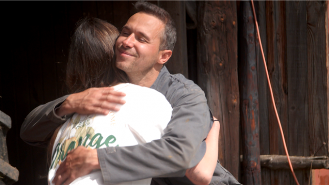 Après des semaines de doutes et de tensions, l’agriculteur laitier de Jalhay décide de suivre son cœur et de donner une nouvelle chance à Marie.