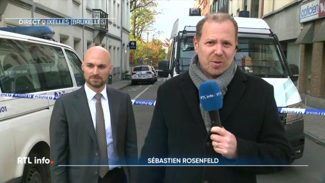 On retrouve en direct Sébastien Rosenfeld pour le point sur l'incendie de trois voitures de police devant le commissariat d'Ixelles.