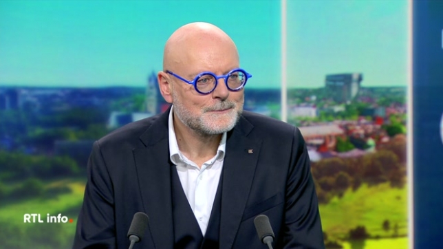 On retrouve en plateau Yves Henrotin, professeur à l'université de Liège et président de la fondation arthrose qui donne ses conseils pour limiter les risques d'arthroses.