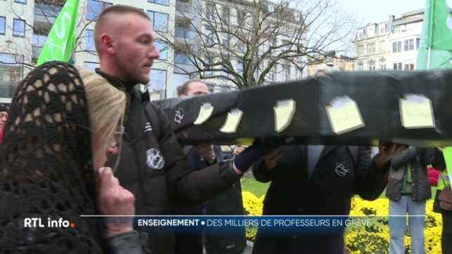 Une grève pour dénoncer, encore et toujours, les mesures budgétaires prises par le gouvernement de la Fédération Wallonie-Bruxelles. Ils étaient des milliers à s'en faire pour leur avenir et celui de leurs élèves.