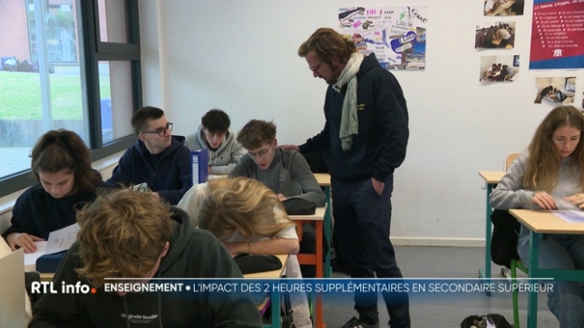 Le passage de 20 à 22 heures de cours pour les enseignants du secondaire supérieur, sans revalorisation, fait grincer des dents. Pour les professeurs, cela représente beaucoup plus d'heures de travail en plus, notamment en dehors des classes. Que représente le temps de travail d'un enseignant ?