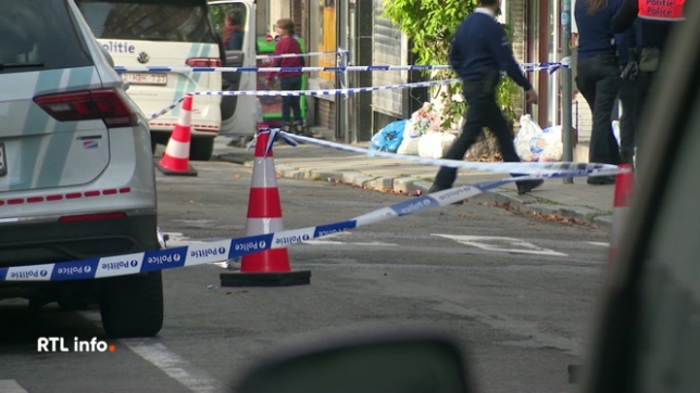 Un suspect a été interpellé après l'incendie volontaire de trois véhicules de police cette nuit à Ixelles. Une patrouille qui se trouvait à proximité a constaté les faits et a pu intervenir immédiatement, de même que les pompiers. Le suspect a été mis à disposition du parquet de Bruxelles.