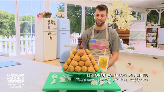 Dans Le Meilleur Pâtissier, Mathieu a osé rendre hommage à la Butte du Lion de Waterloo avec une pièce montée monumentale. Un clin d’œil historique qui n’a pas échappé à Cyril Lignac, amusé par cette référence à une bataille… perdue par les Français.