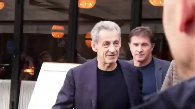 Nicolas Sarkozy quitte un restaurant, au lendemain de sa libération de prison